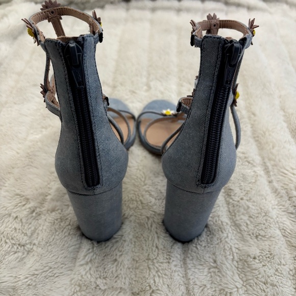 BCBG Jordan Cage Sandals Denim Strappy Heels with Daisy Floral Accents Size 10 - Picture 8 of 16